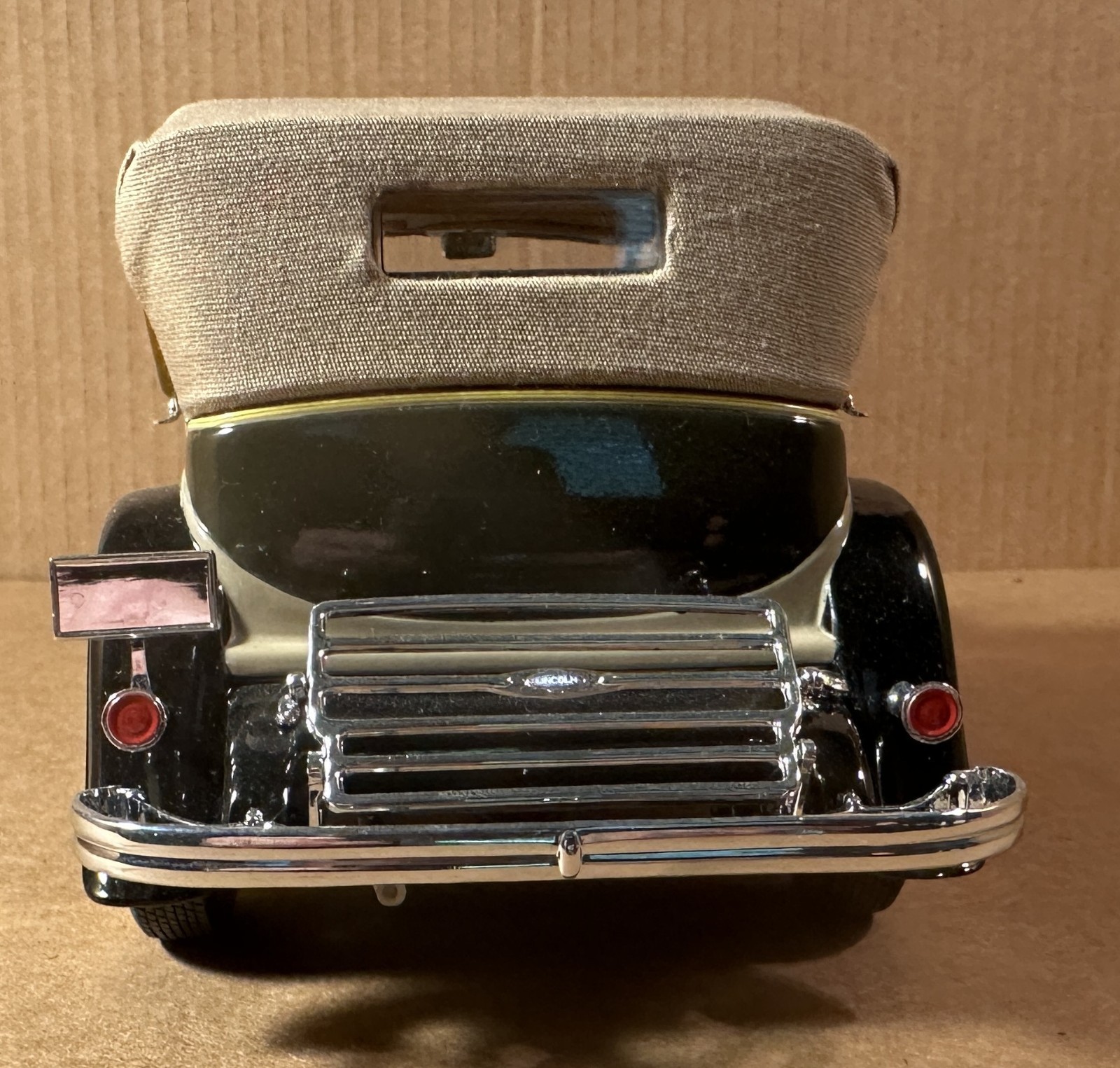 Motor City Classics 1/18 1932 Lincoln KB, 4 D convertable, green w/yellow stripe