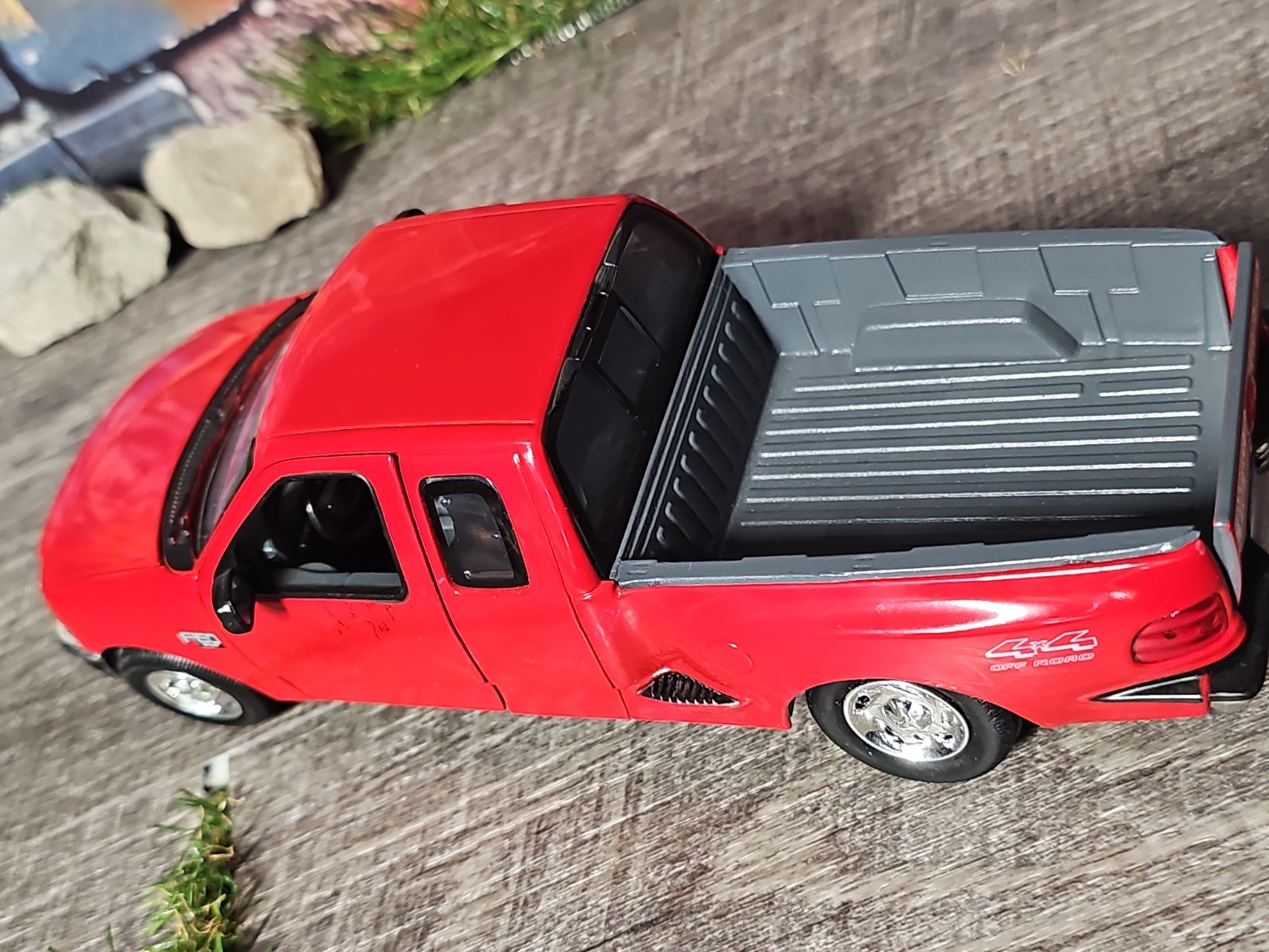 MotorMax 2001 Ford F-150 XLT Flare Side Red 1:24 Diecast Truck NO BOX