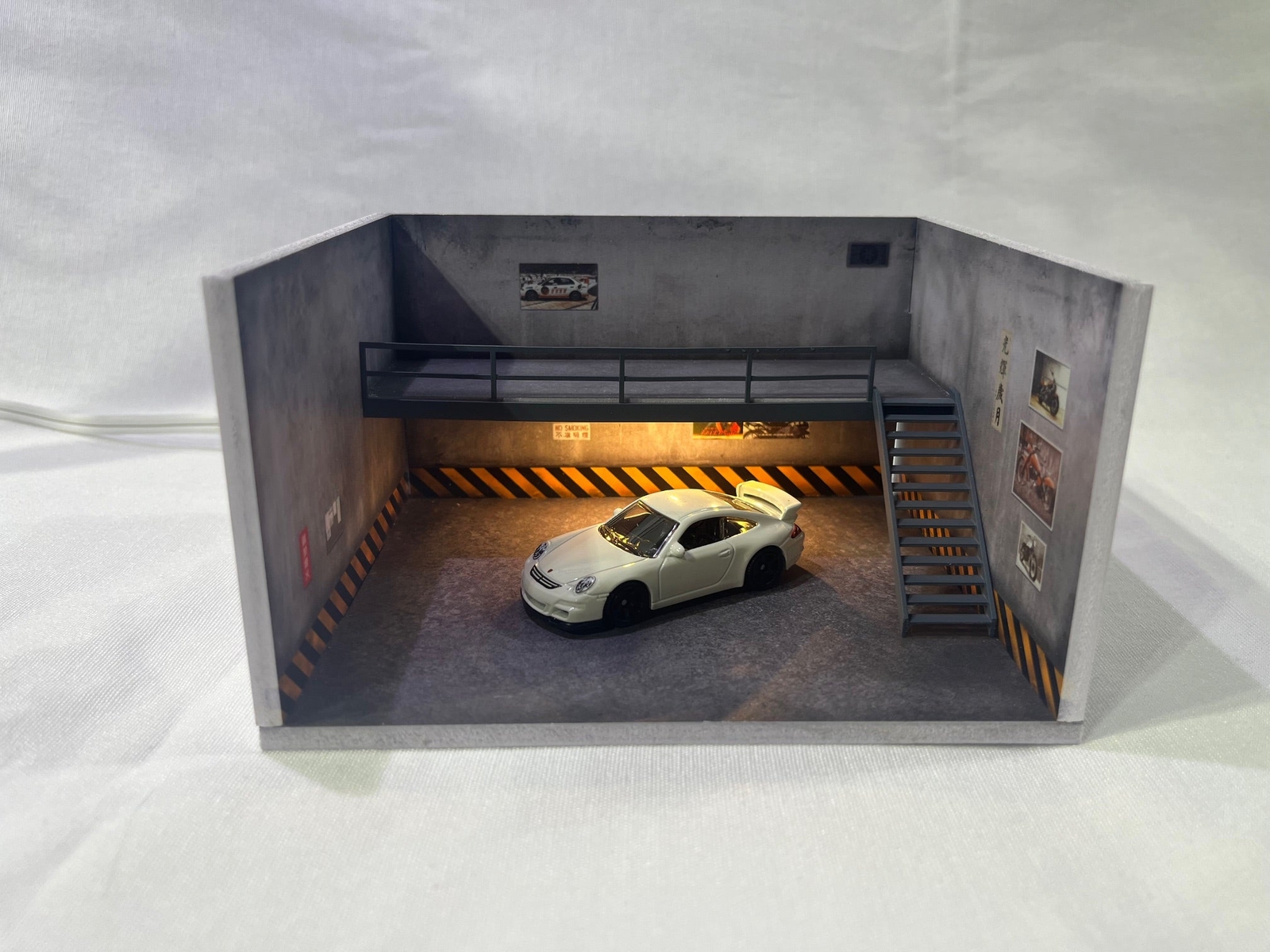 # 01161 – 1/64 Shop Display Diorama with LED