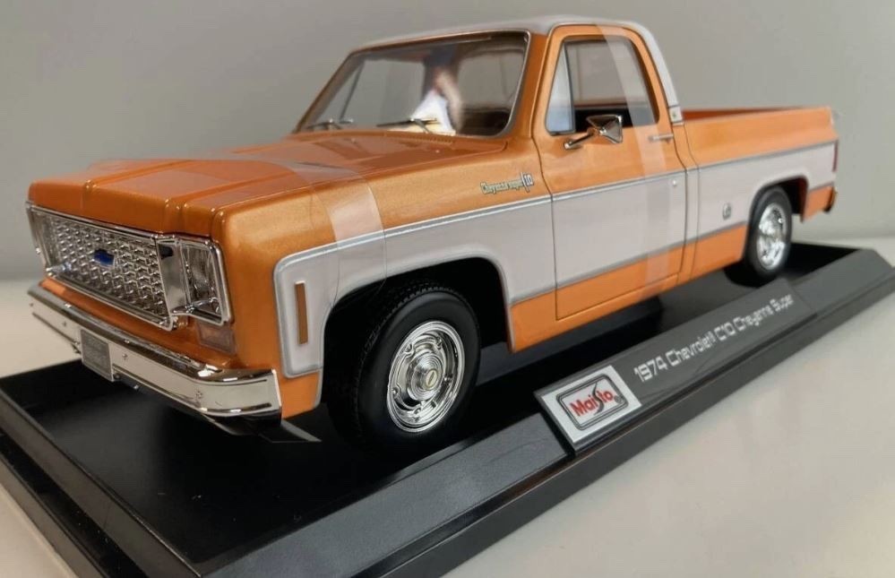 Maisto 1/18 Scale – 1974 Chevrolet C10 Cheyenne Super – Orange, White