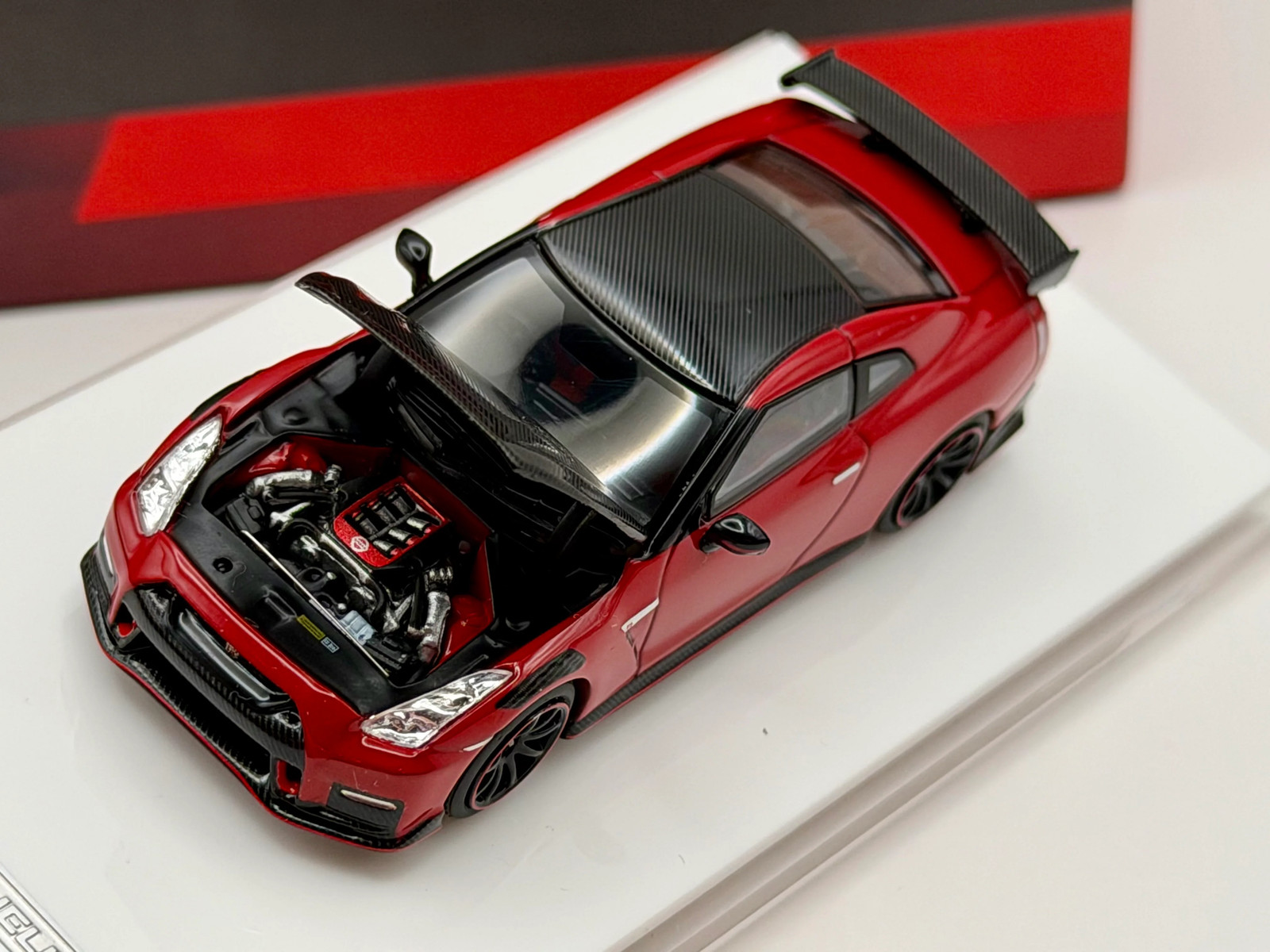 Motorhelix 1:64 Nissan GT-R R35 Nismo 22′(Stealth Gray/Vibrant Red)