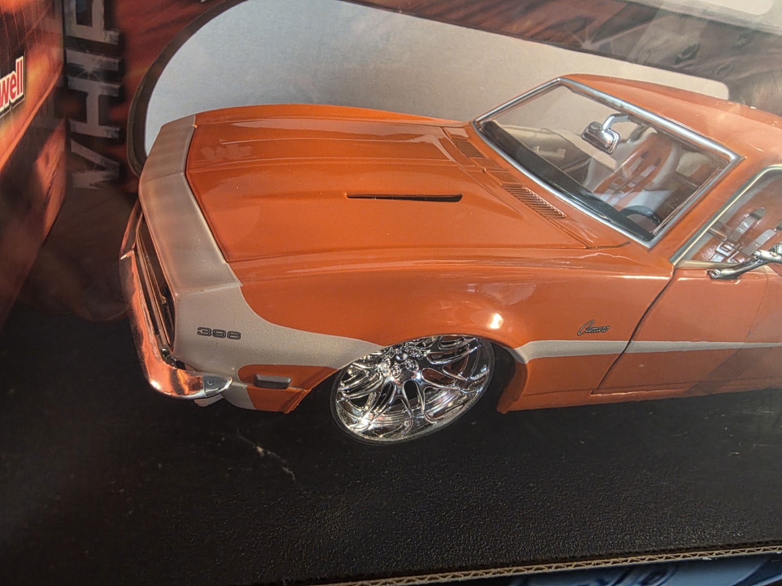 1:18 HOT WHEELS TEAM BAURTWELL WHIPS 68 CAMARO ORANGE & WHITE Chevrolet 2004 67