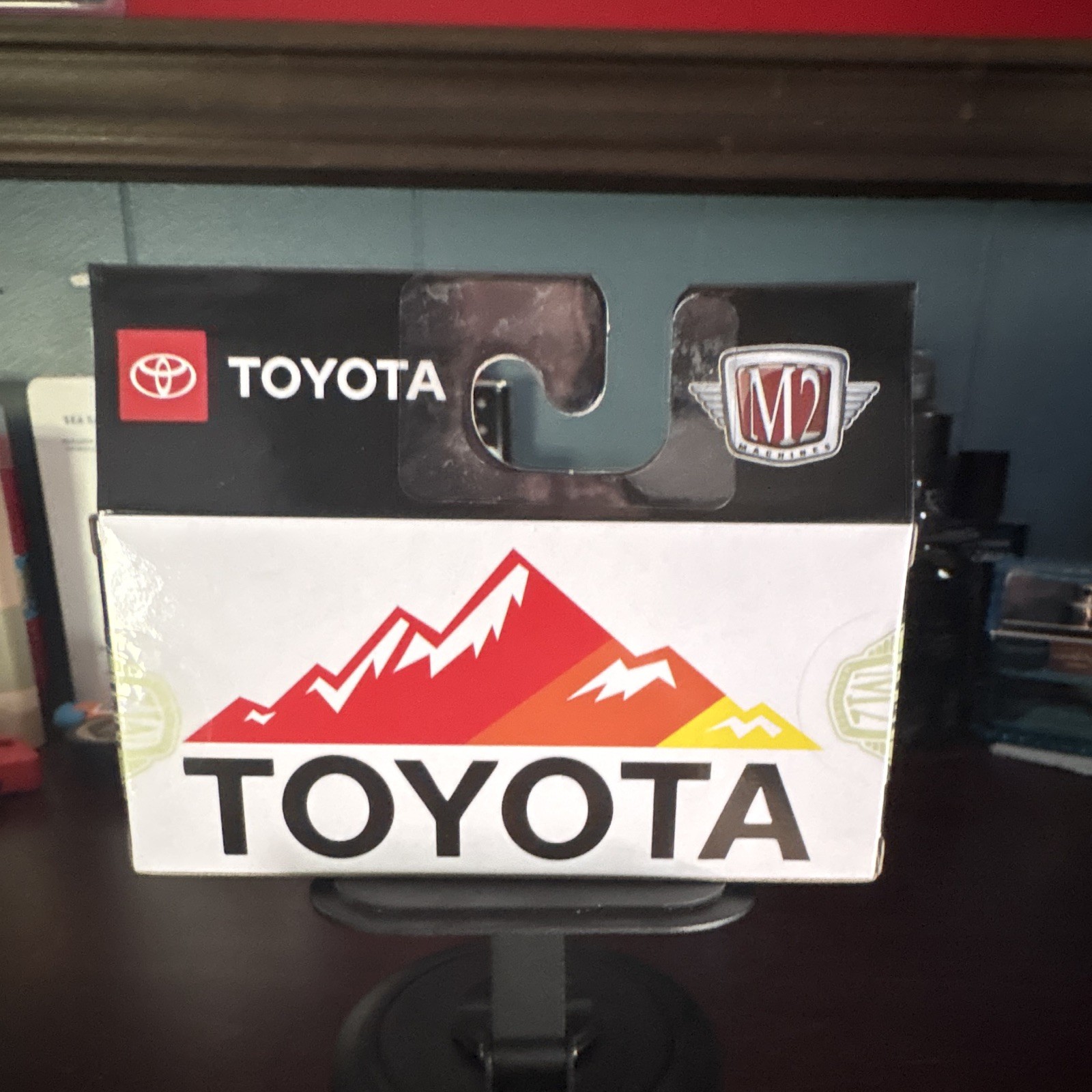 M2 Machines 1:64 1985 Toyota 4WD Pickup Truck