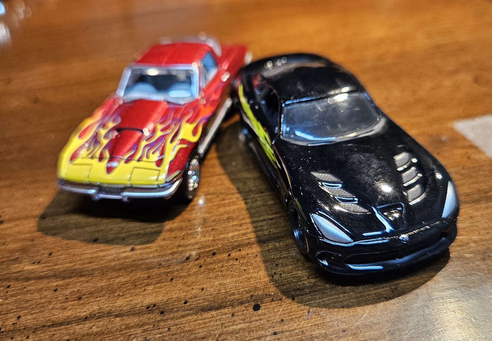 Auto World SUPER RARE Deluxe Series 1967 Chevy Corvette & 2017 Dodge Viper.