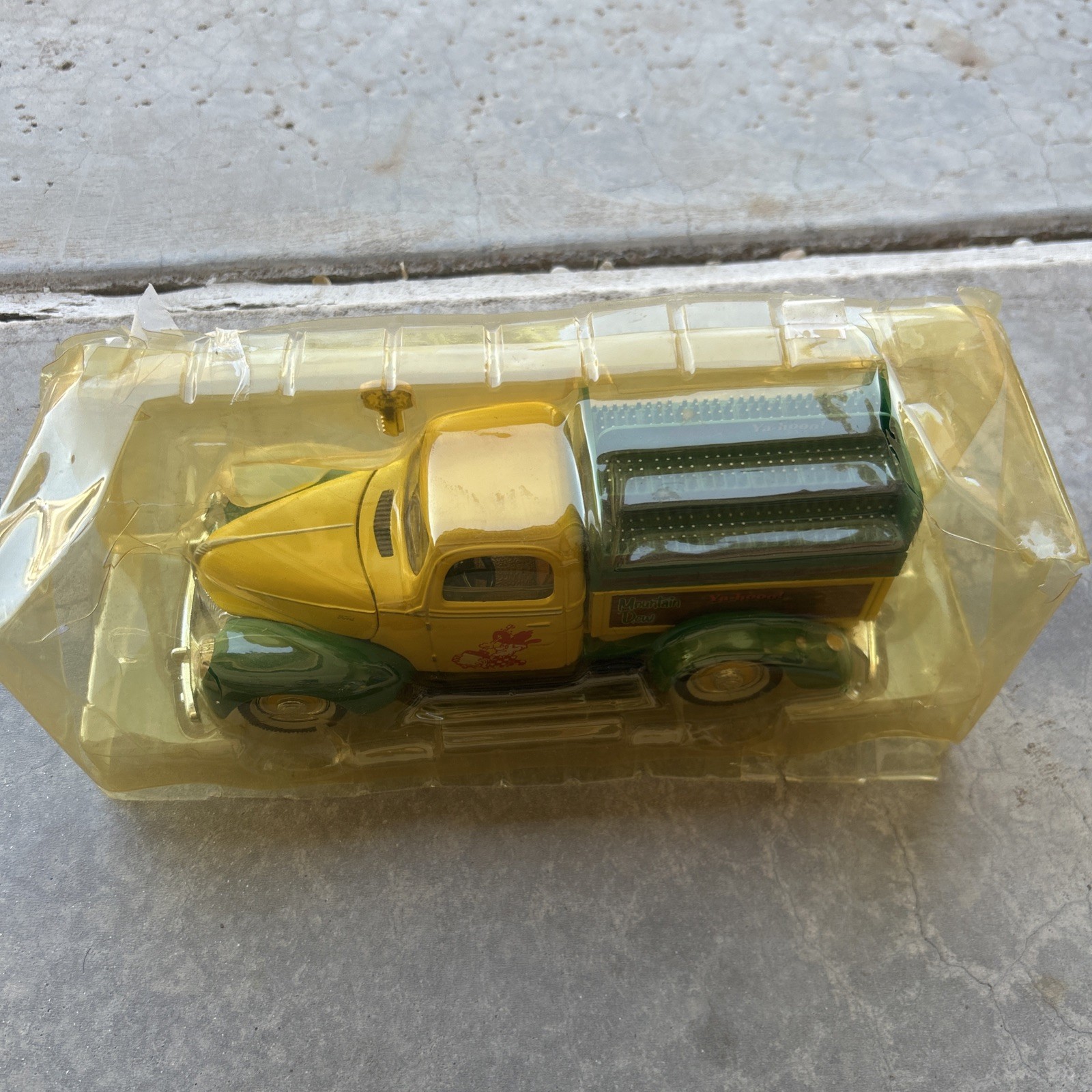 Mountain Dew Diecast With Key 1940s truck miniature car