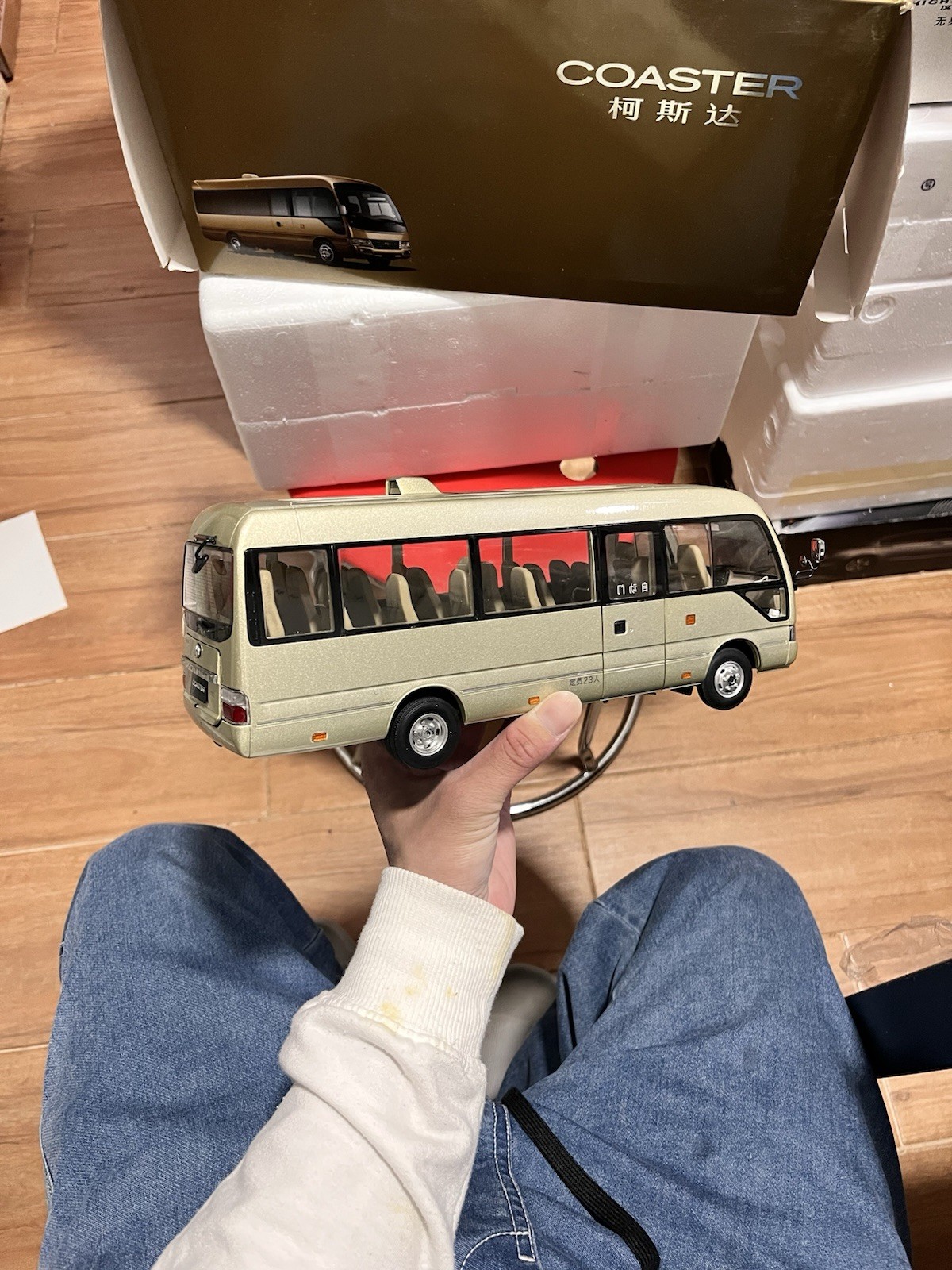 1:24 Scale Toyota Coaster Liesse Passenger Minibus Diecast Model Car