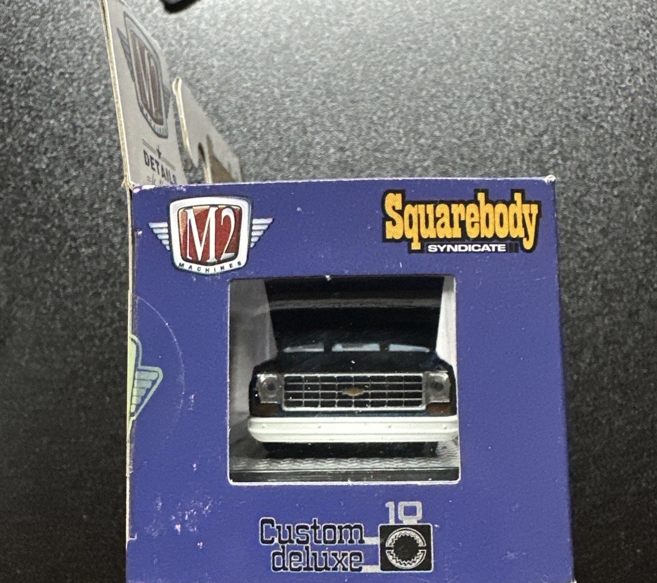 M2 Machines 1975 Chevrolet Custom Deluxe 10 Ivy League Squarebody Syndicate 1:64
