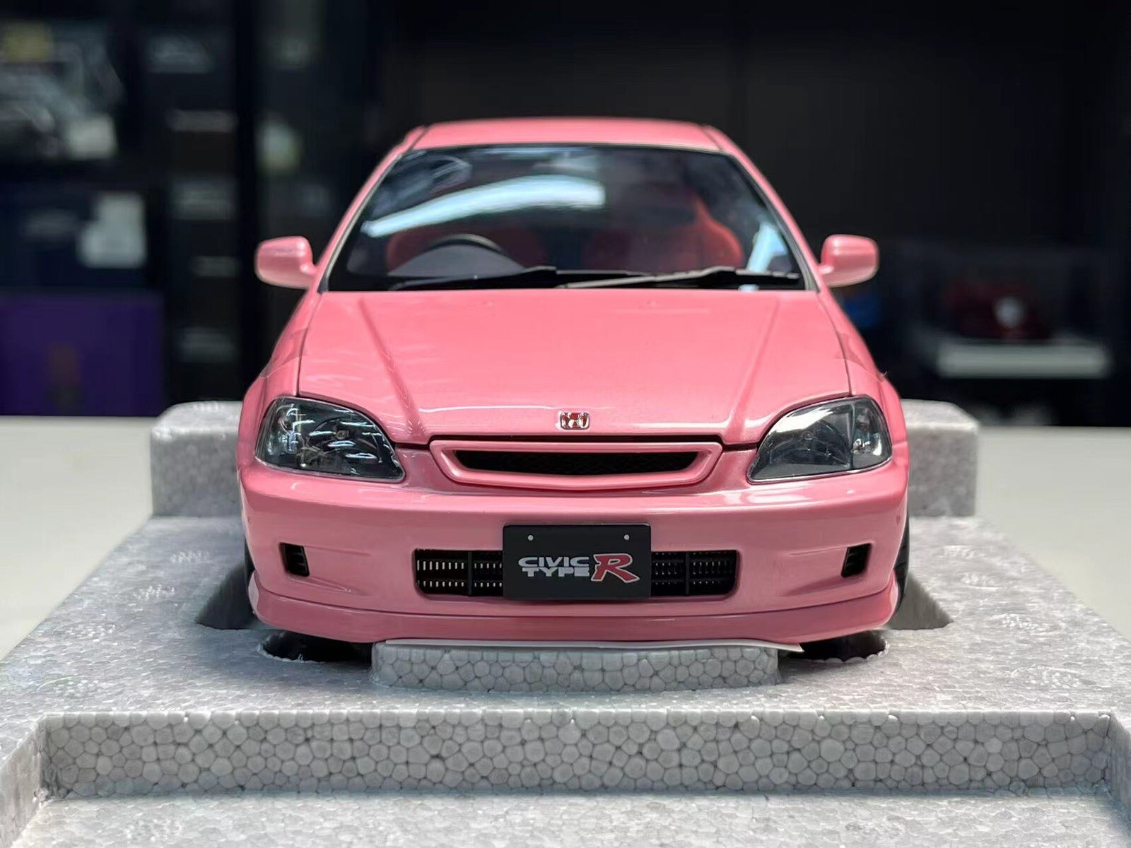 Motorhelix 1/18 honda civic type r EK9 In Light Pink