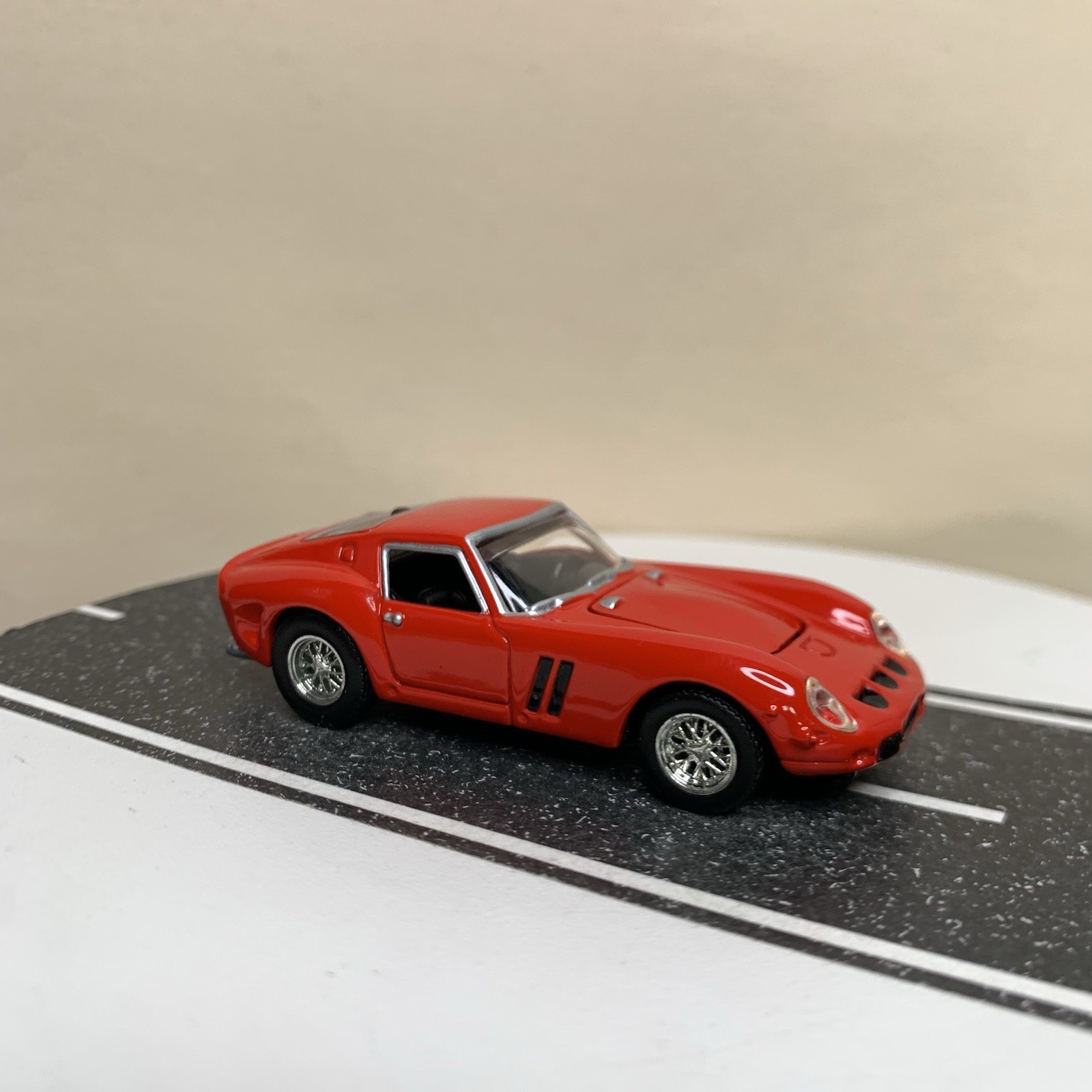 2005 Hot Wheels 100% Oil Can Showcase Series 1962 Ferrari 250 GTO Red 1:64 NM