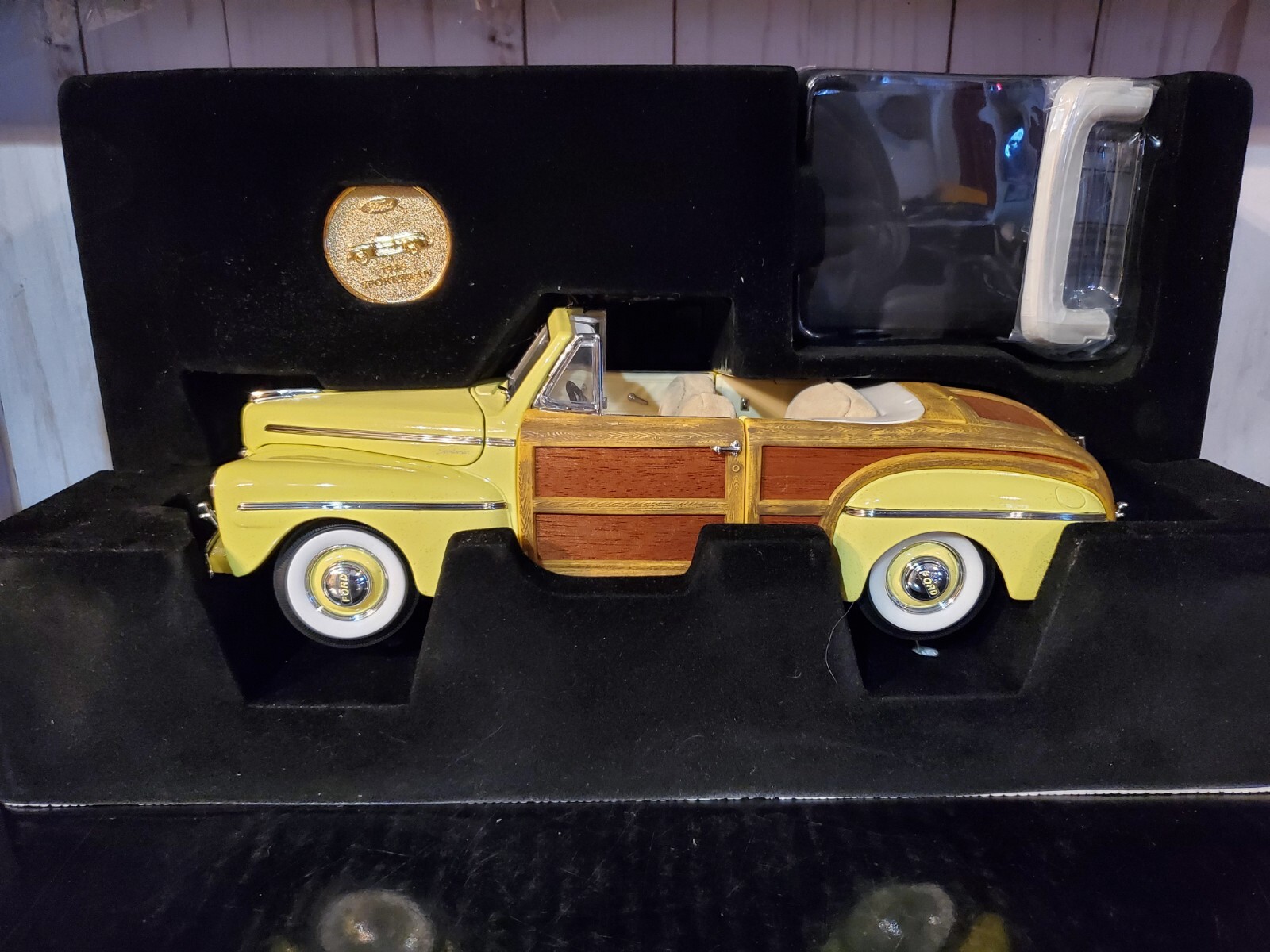 Road Signature 1946 Ford Super Deluxe Sportsman 1:18 Scale Diecast Car Yellow