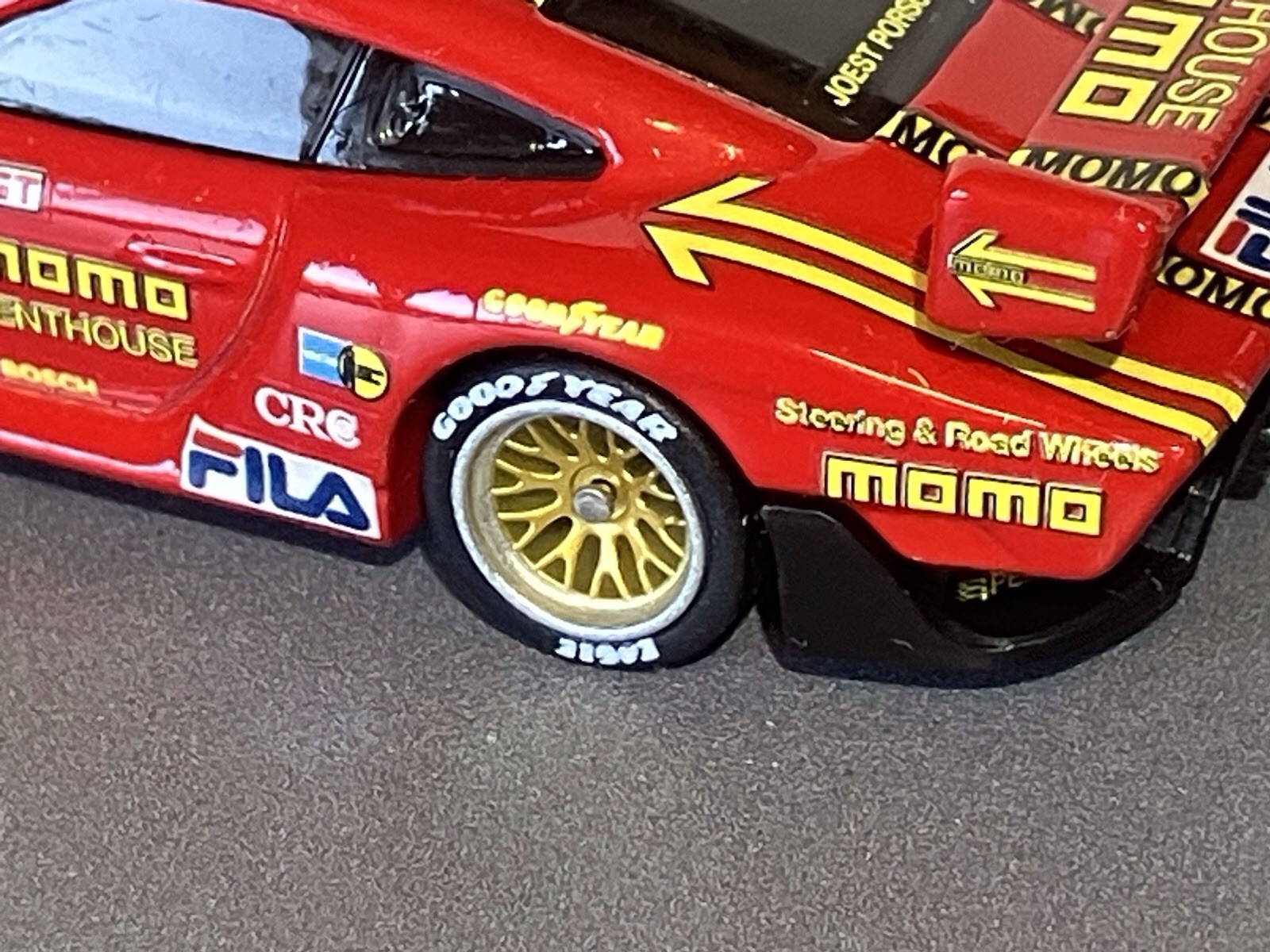 1/64 Custom Hot Wheels PORSCHE 935 w/real riders MOMO Custom