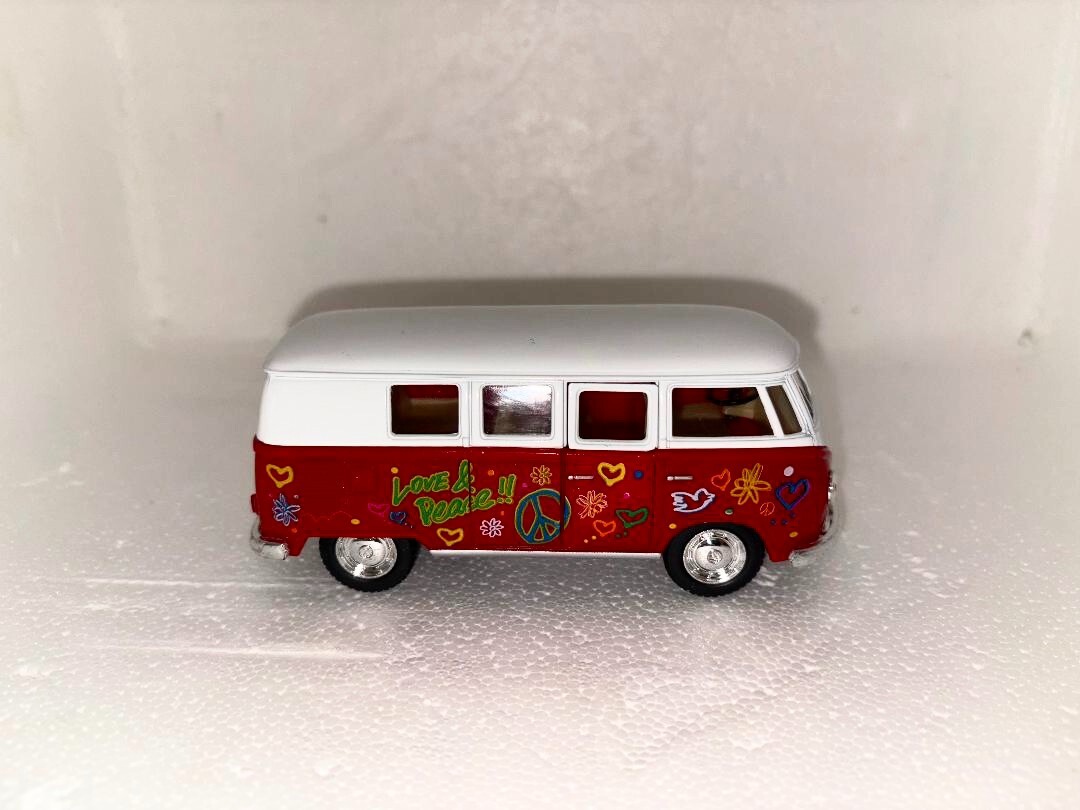 1962 Volkswagen Peace & Love Van – IN FOUR COLORS W/Pull Back Motor Action 1/43