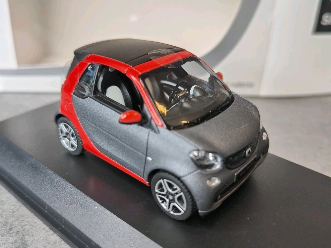 Norev Smart Fortwo Cabrio titania grey/red 1:43