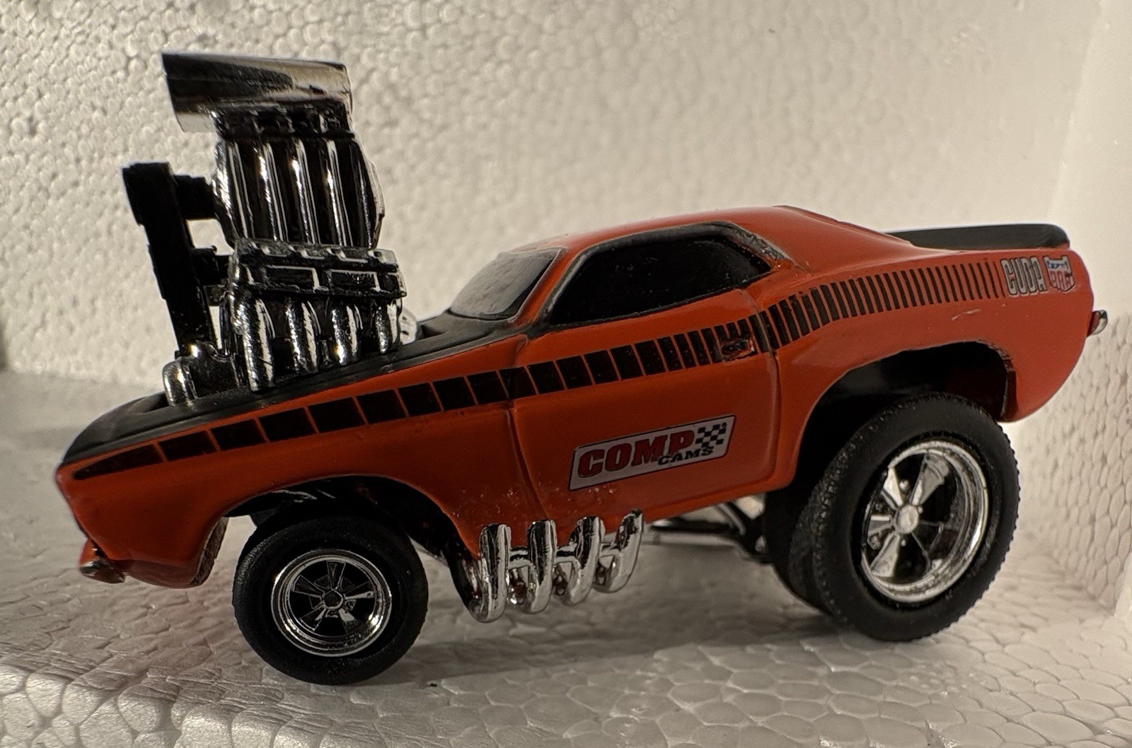 Muscle Machines 1970 Plymouth Barracuda AAR ‘Cuda 2000 Original Funline 1/64