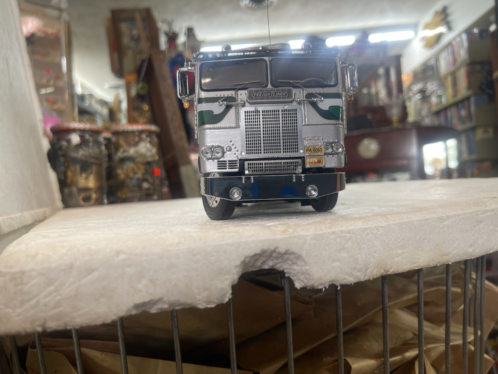 EXTREMELY RARE FRANKLIN MINT 1979 FREIGHTLINER C.O.E. AND REFRIDGERATED TRAILER