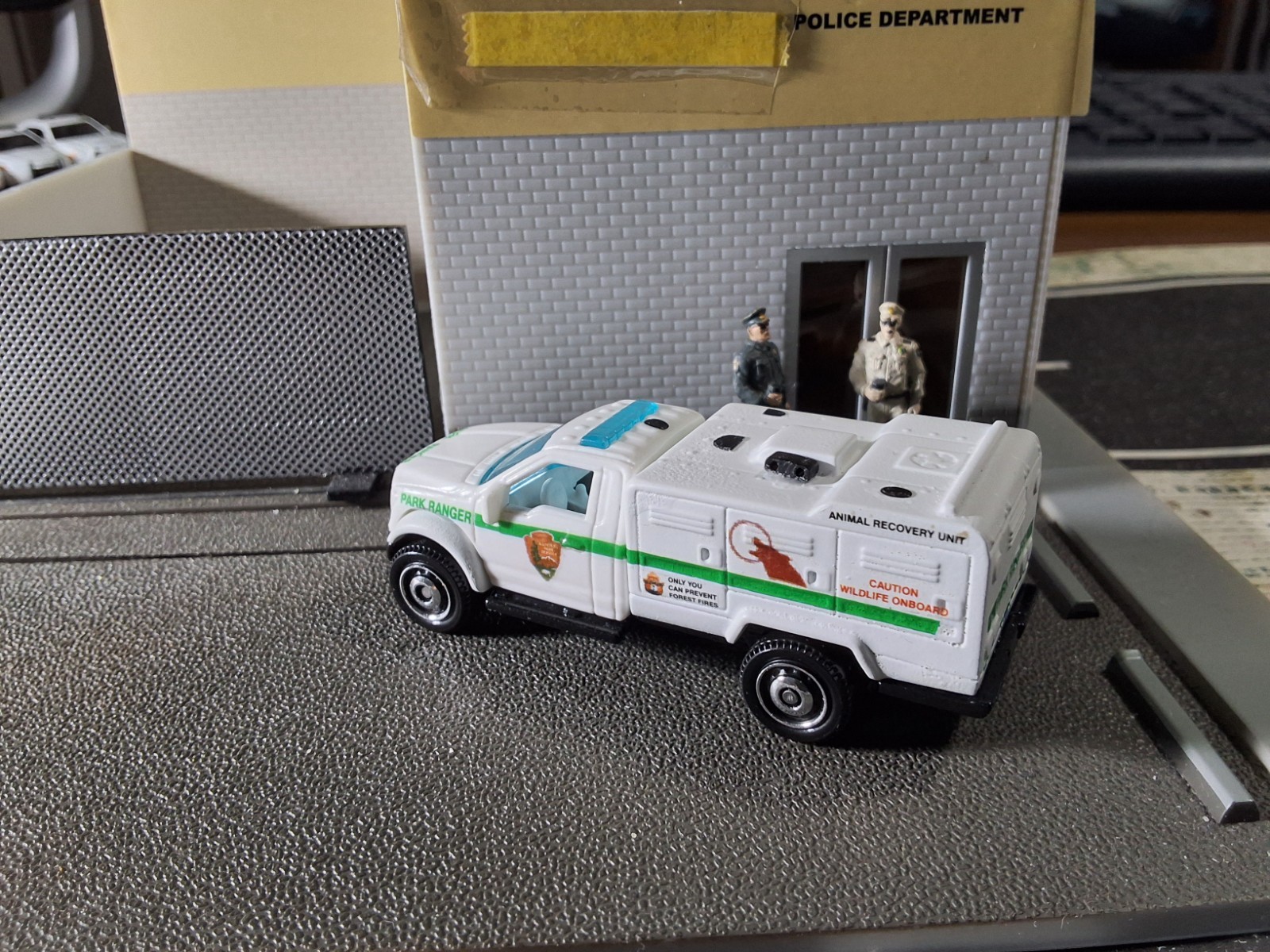 Matchbox Police CUSTOM FORD F-150 U.S. PARK RANGER ANIMAL RECOVEREY unit