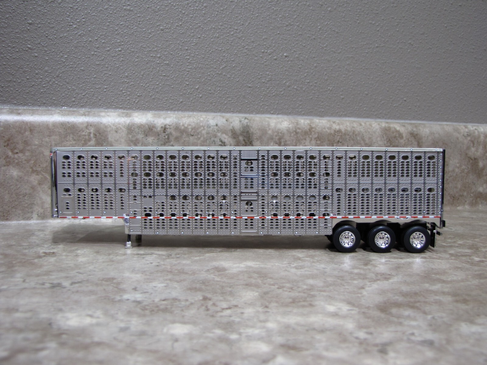 DCP 1/64 Silver White Wilson Tri-Axle Cattle Livestock Trailer Pot Farm Toy