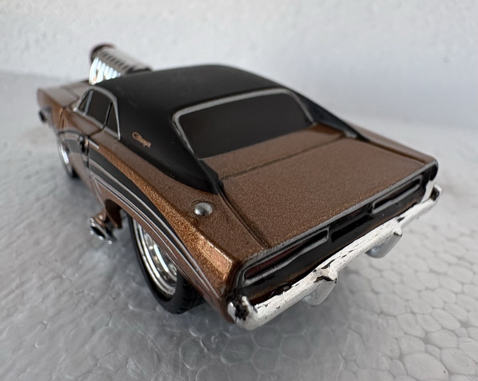 Muscle Machines Dodge Challenger R/T Bronze Chrome Blower Pink Intake 1/64