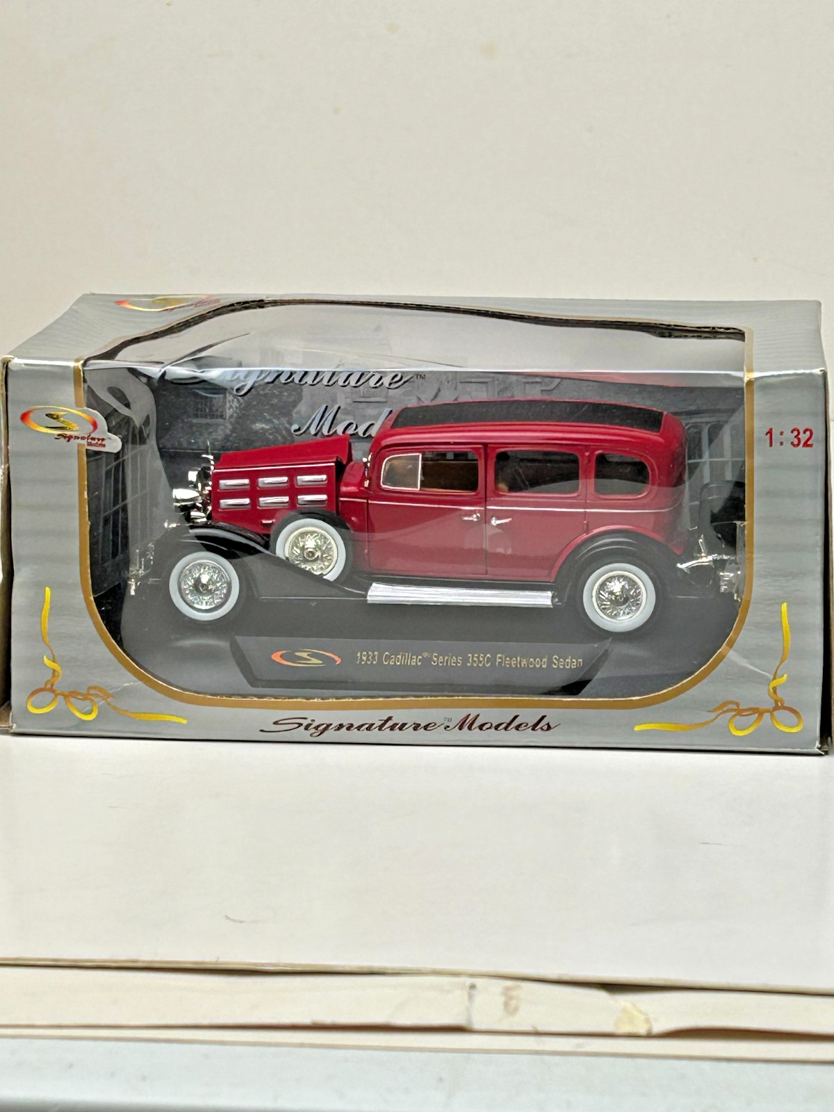 Signature Models 1:32 Scale Diecast 1933 Cadillac Fleetwood Sedan with Box