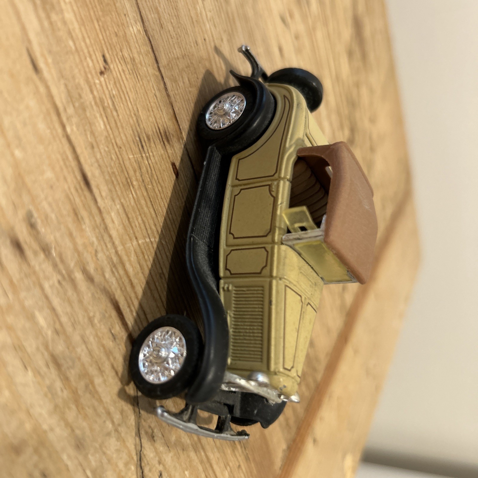 Ertl 1932 Ford Roadster Luxe Vintage Vehicles #1 Brown