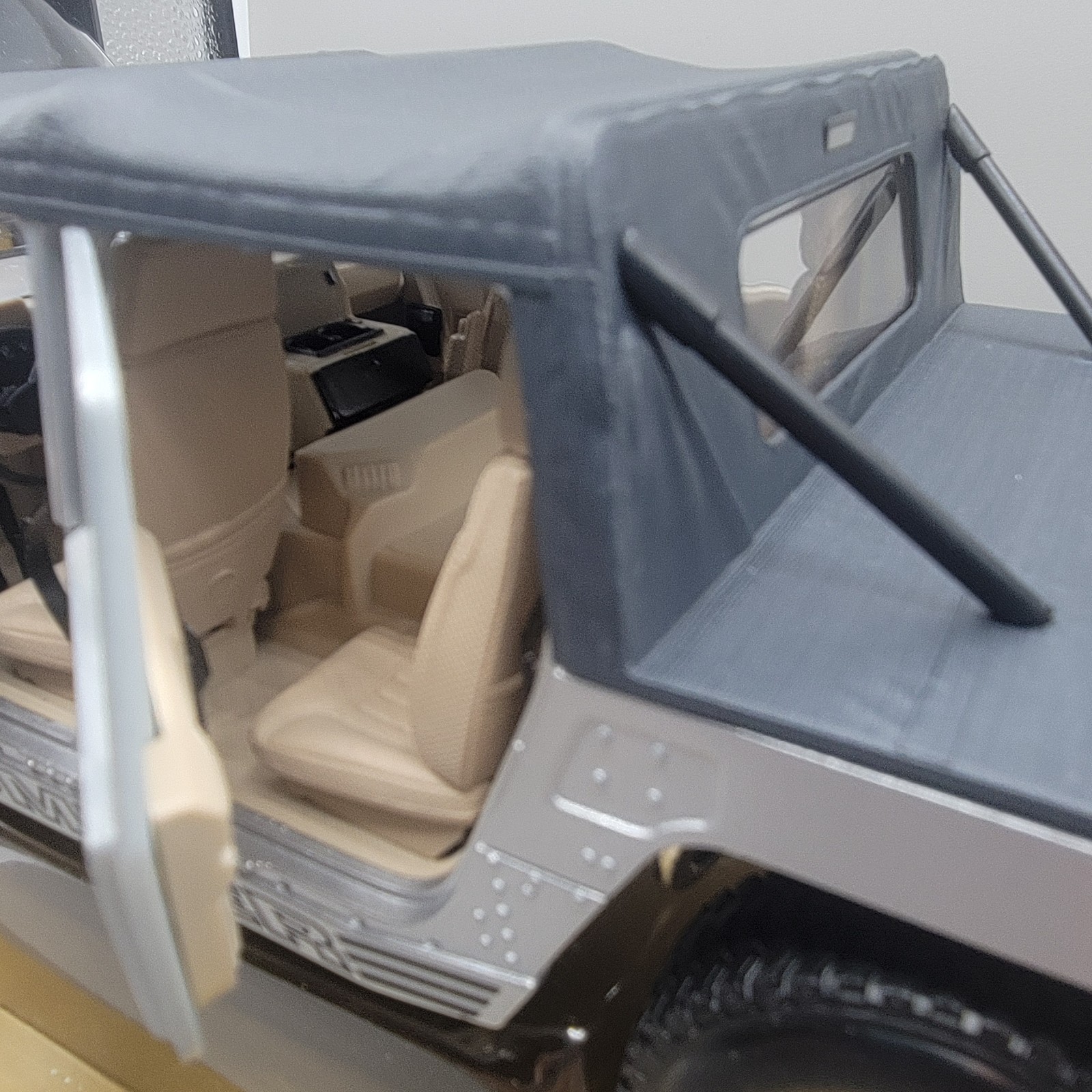 Maisto Hummer Hard Top 4×4 1:18 Scale Diecast Model Truck Military Humvee Silver