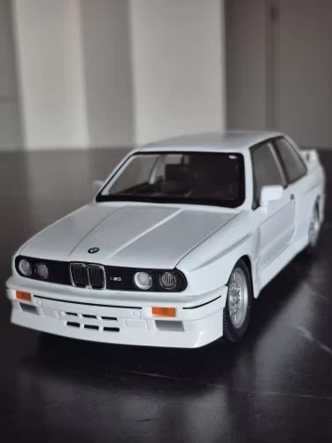 1:24 BMW M3 E30 Diecast Car Alloy Model – Sound & Light Classic Vehicle Toy Gift