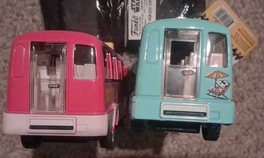 Peanuts Snoopy Diecast Pull-Back Bus Lot Of 2 Pink & Light Blue Charlie Brown