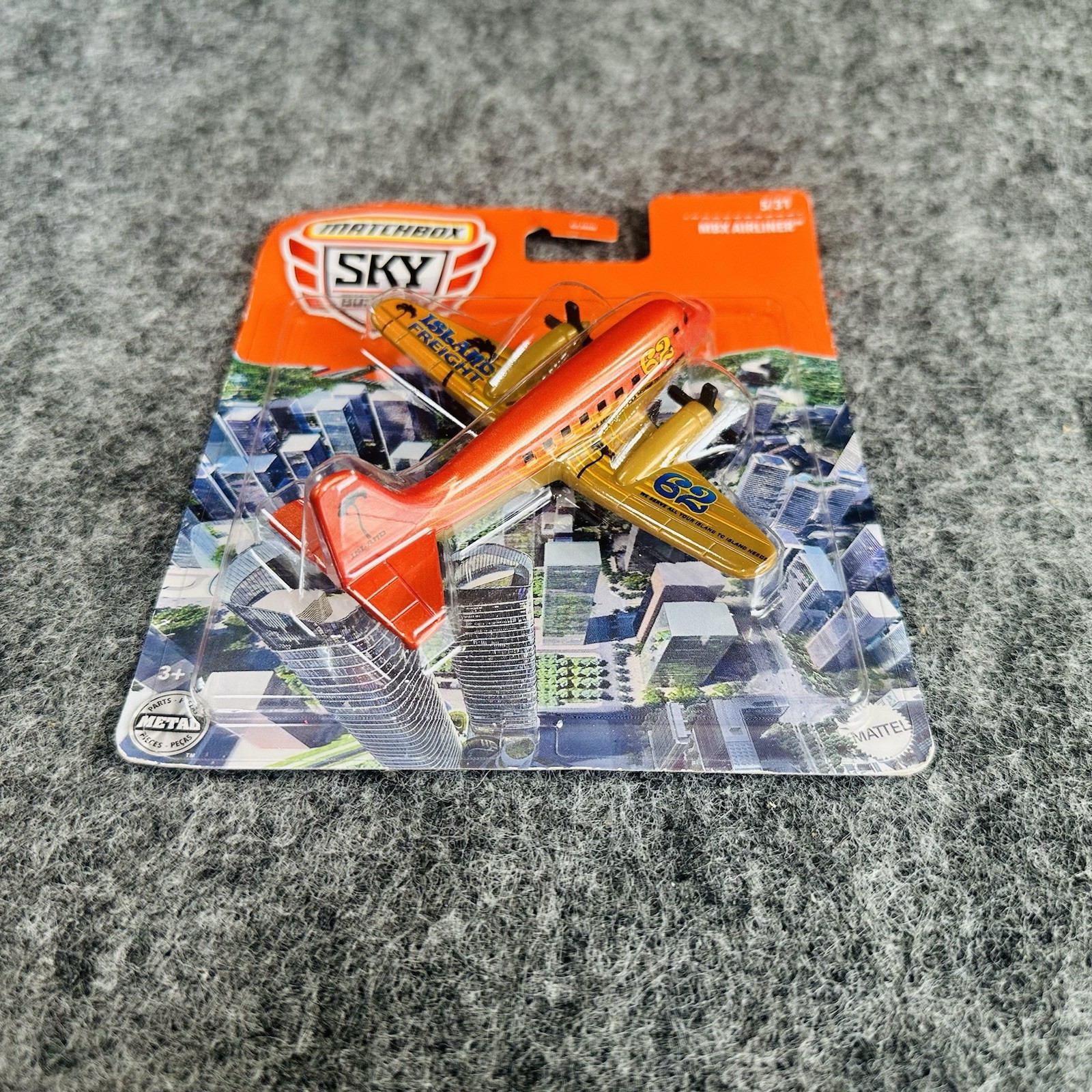 Lot of 2 Matchbox Sky Busters MBX Airliners 10/33 Silver & 5/31 Bronze w/playmat