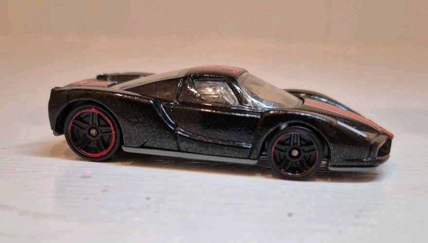Hot Wheels Enzo Ferrari 2002 Mattel Red Lines Black Orange White Stripe