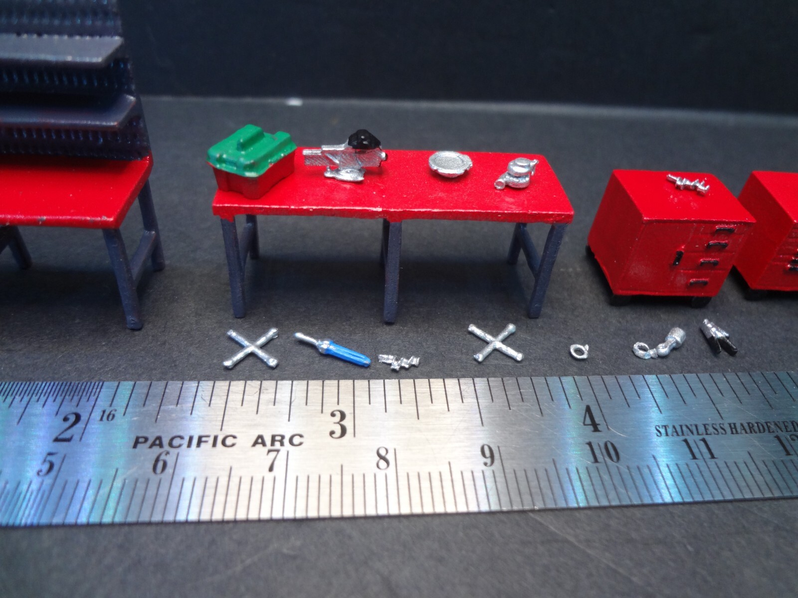 1:64 Scale Auto Repair Shop Workstation & Mechanic Tool Set Diorama Accessories