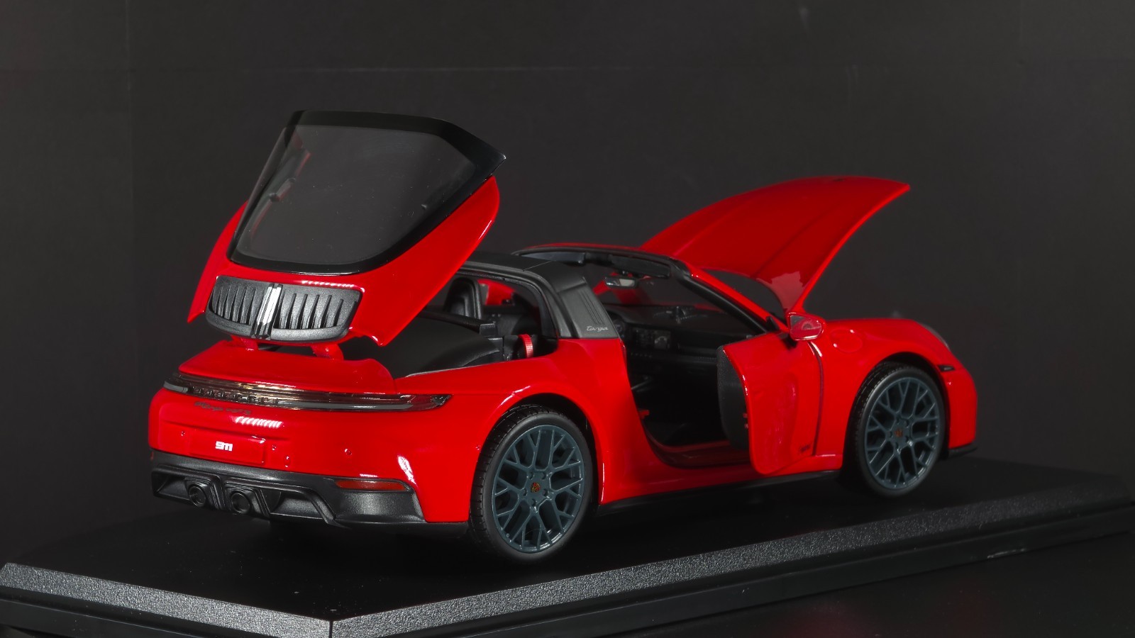 Porsche 911 Targa 4 GTS (992.2) 1:18 Maisto Exclusive Style Special Edition red