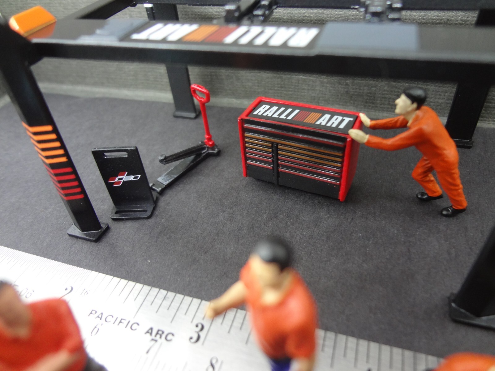 1:64 black/red/orange Garage tool set w/ mechanics & bossmen figures+ stickers
