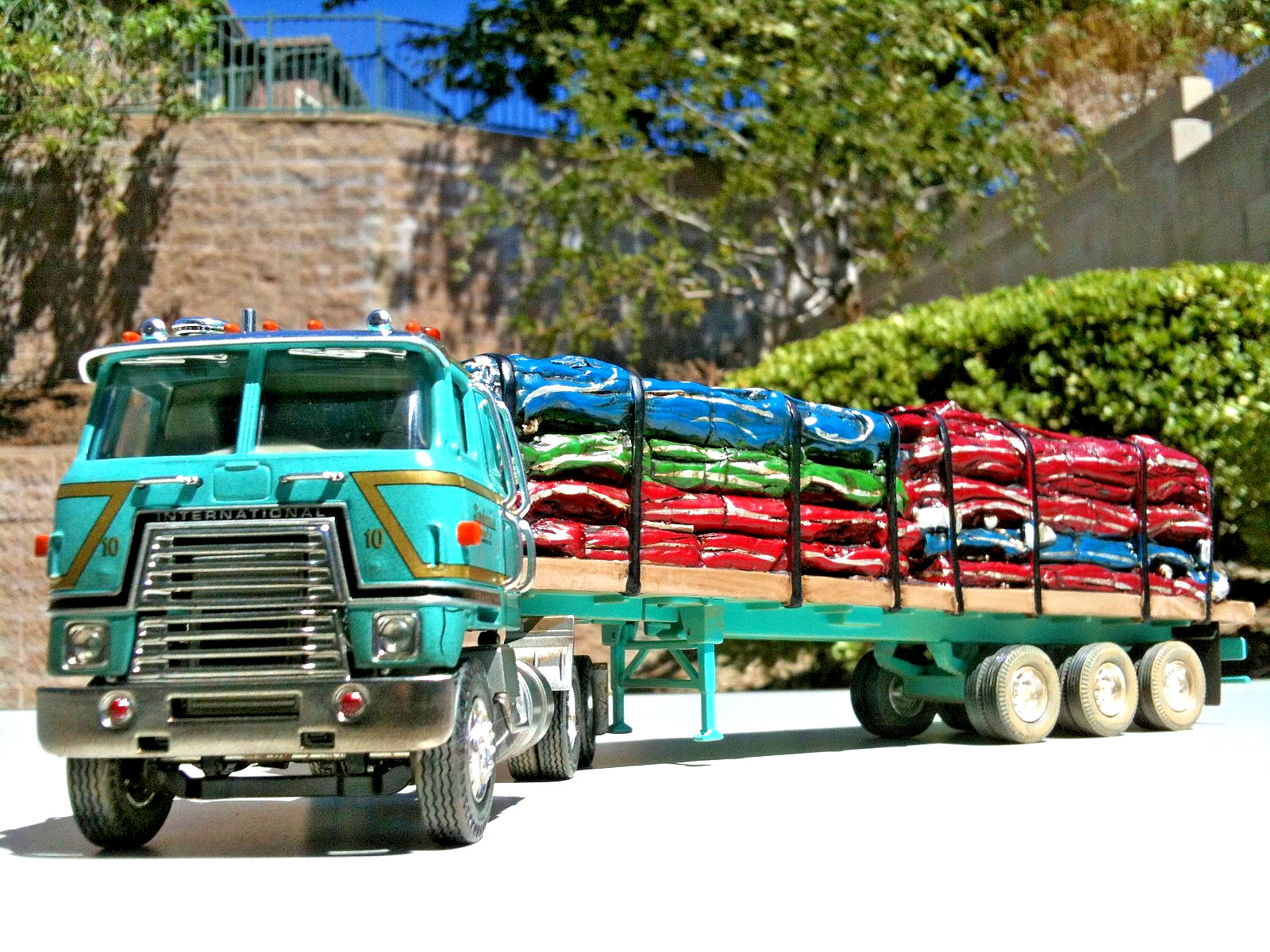 Corgi Heavy Haulers International Transtar with Crushed Car Load 1:50 Scale