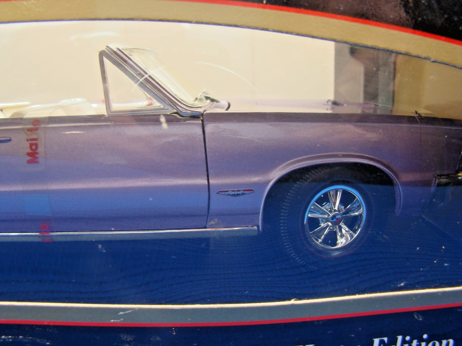 Maisto Special Edition 1965 Pontiac GTO Convertible Hurst Edition Iris Mist