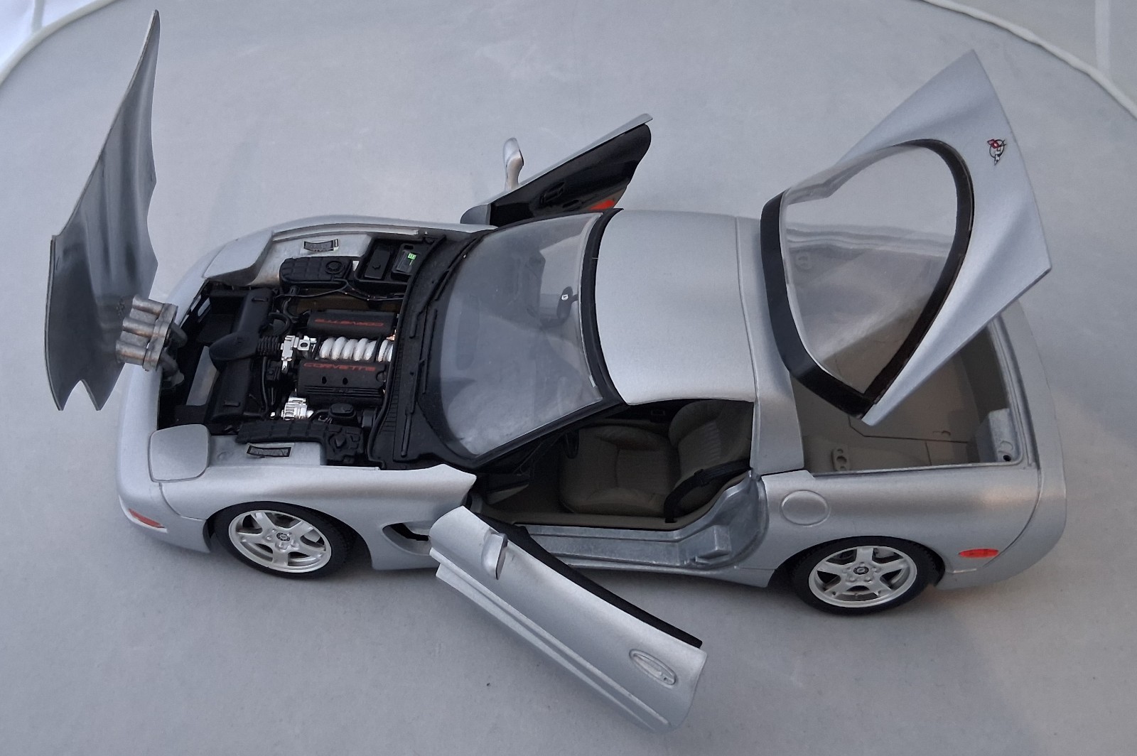 1999 Chevrolet Corvette C5 1:18 Diecast (Silver) : Burago