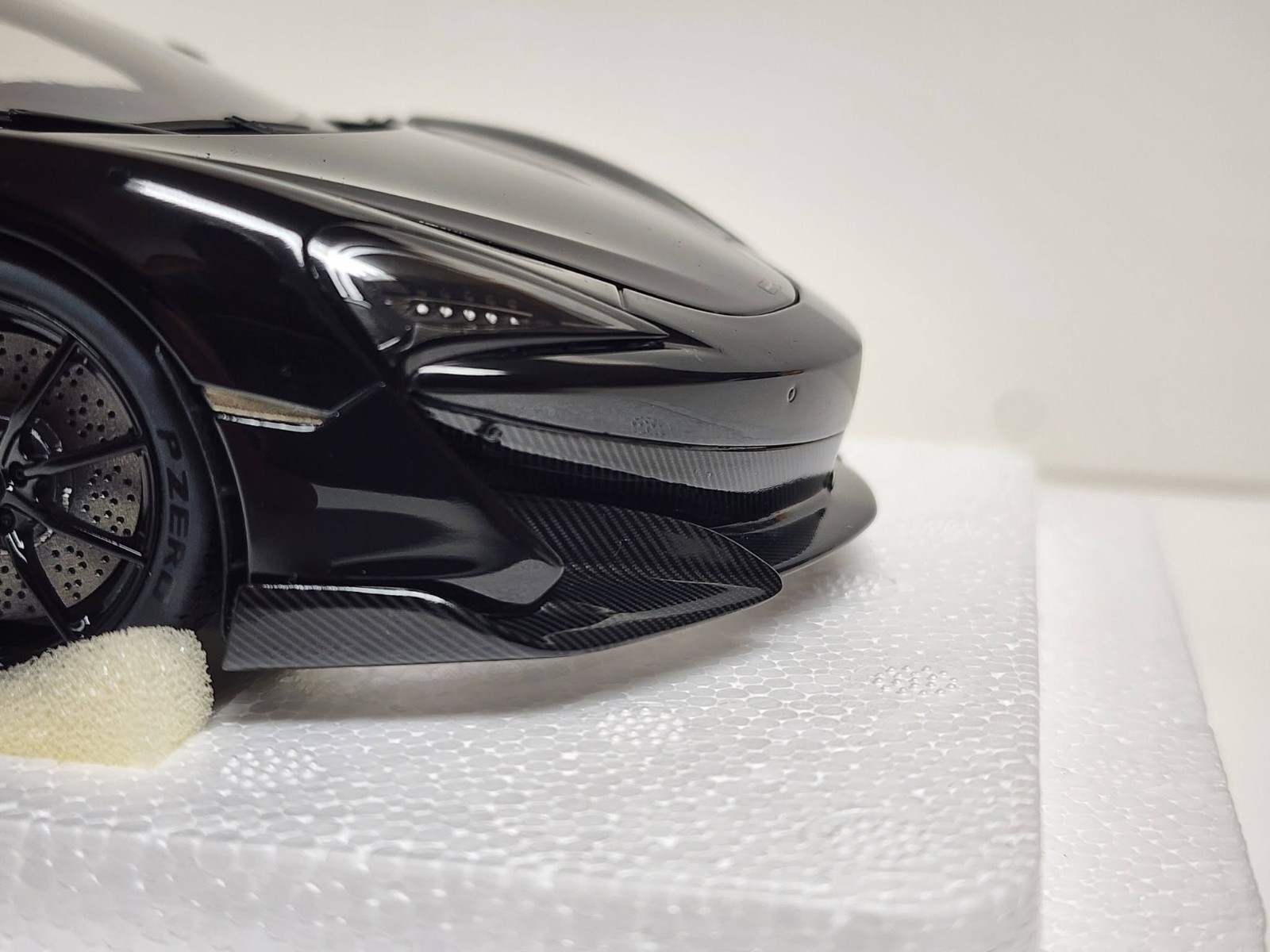 AUTOart – 1/18 die cast: McLaren 600LT, ONYX BLACK and orange inside.