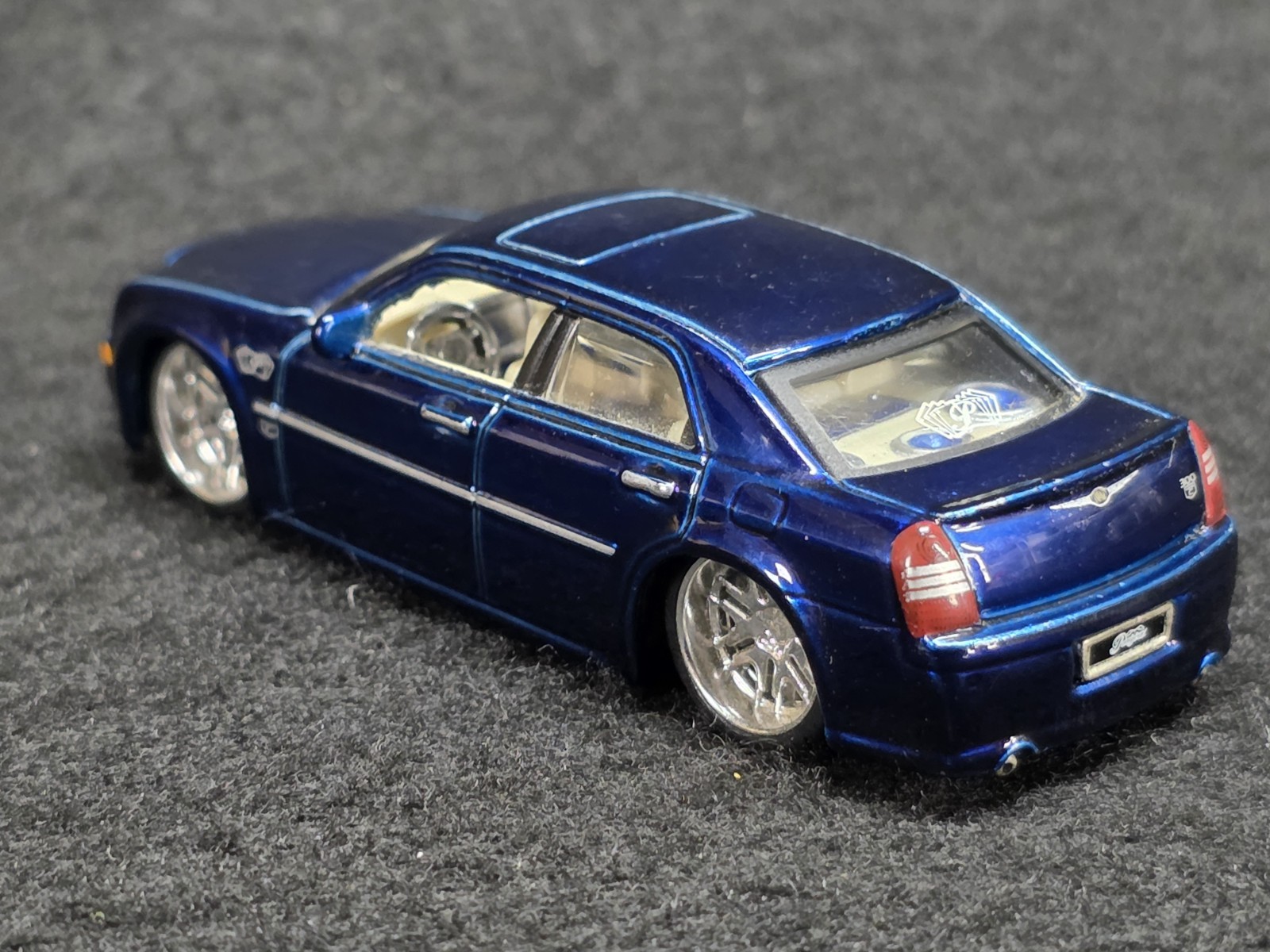 1:64 Maisto Playerz 2005 Chrysler 300C Hemi