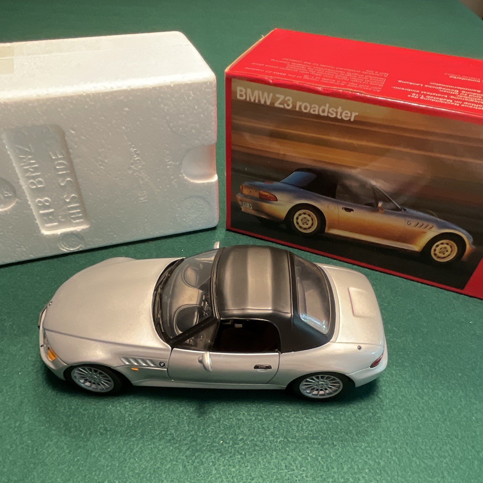 BMW 1:18 BMW Z3 Roadster 1997 Diecast Silver/Black Opening Hood & Doors