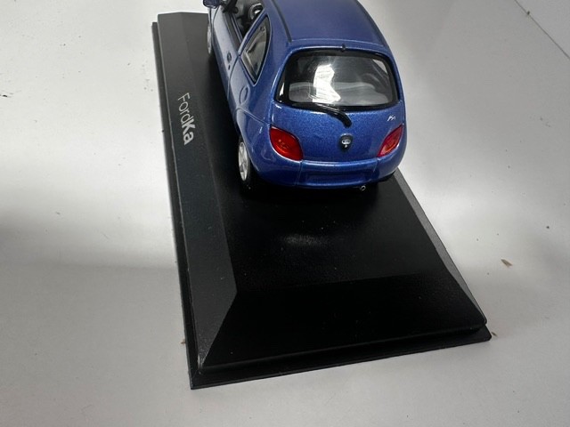 Ford Ka Painted bumpers 1:43 MINICHAMPS diecast Dealership model shelf wear