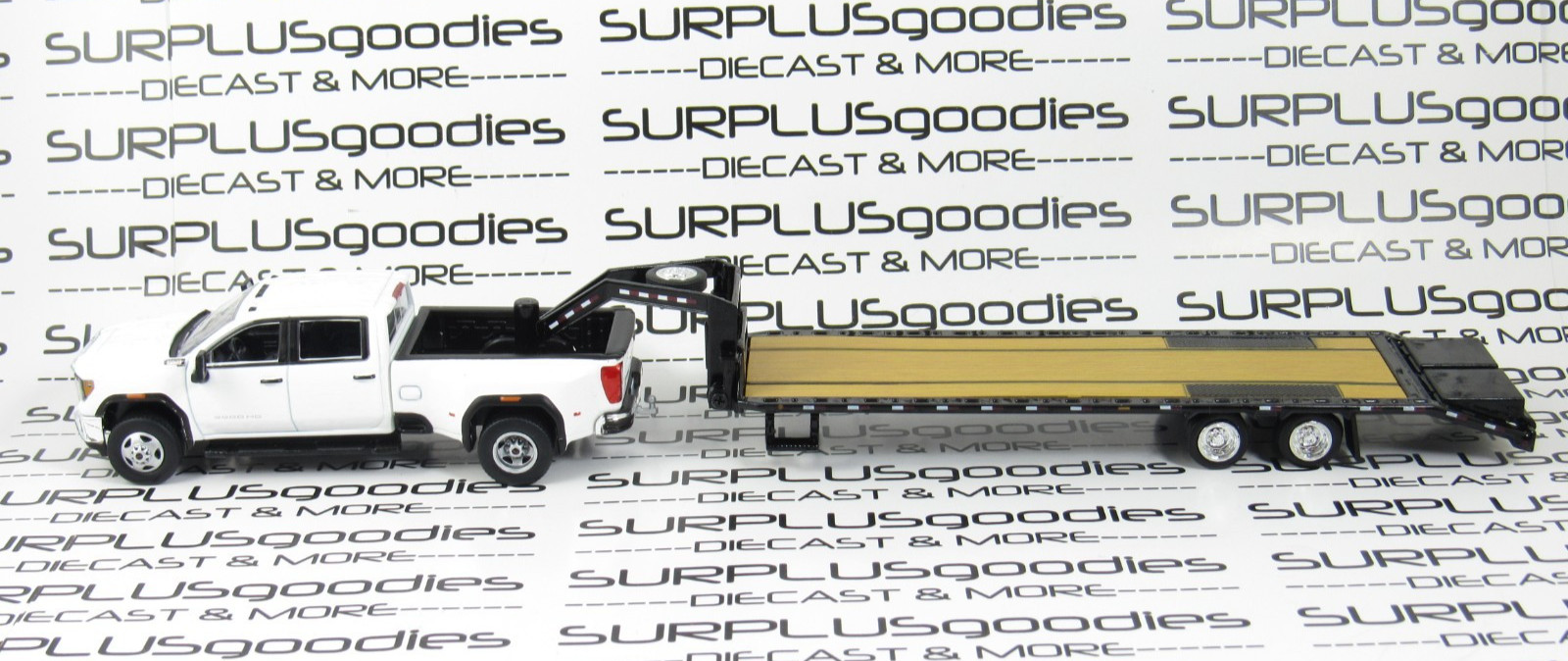 Greenlight 1:64 White 2022 GMC SIERRA 3500 Pro Dually Pickup w/Gooseneck Trailer