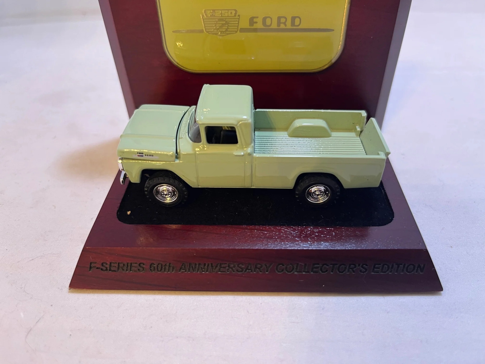 # 01033 – 1:64 Ford F-Series 60th Anniversary Collector’s Edition – 1 Pc.