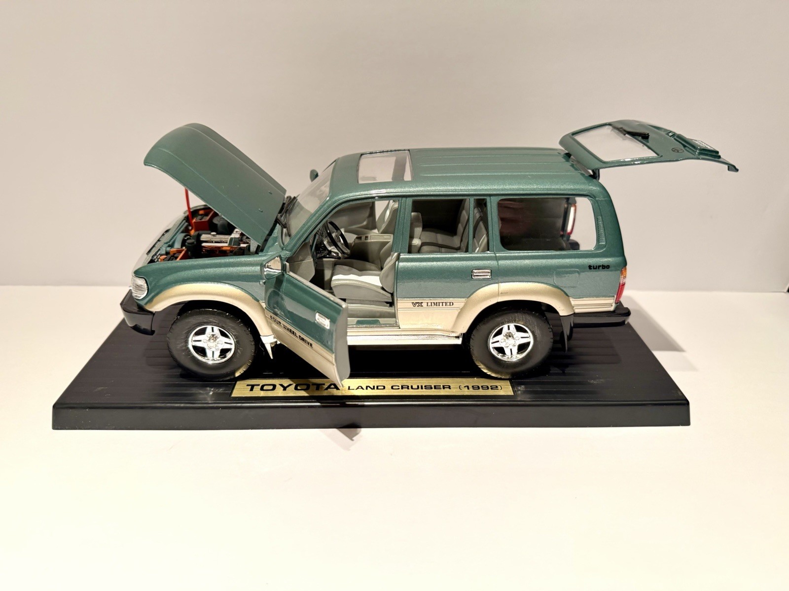 Toyota Land Cruiser 1992 Green 1/18 Scale Diecast Model Car