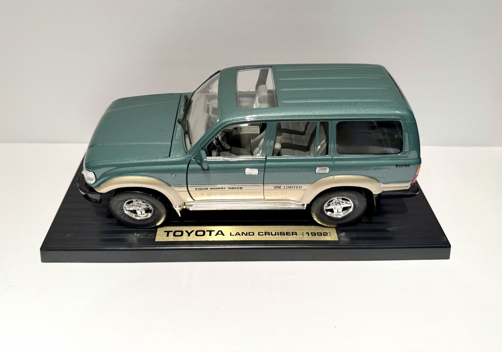 Toyota Land Cruiser 1992 Green 1/18 Scale Diecast Model Car