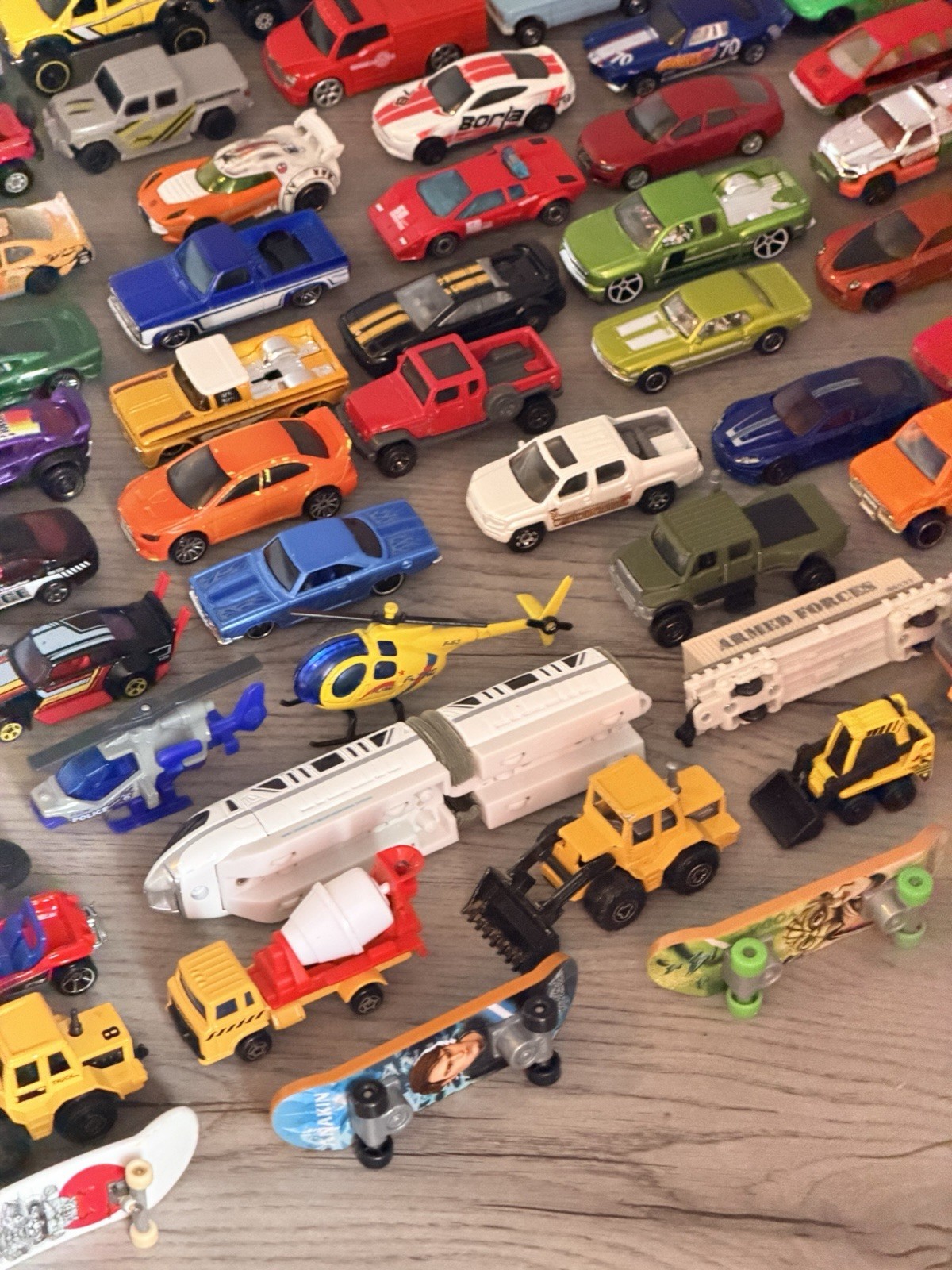 Large (126 pieces) collection of loose die-cast , plastic toy cars. Various size
