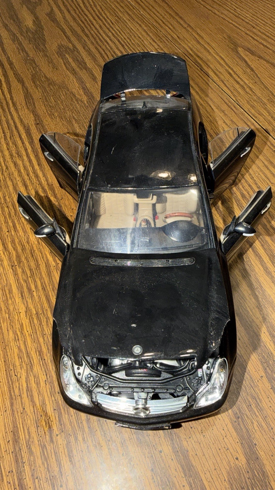 1:18 Maisto Mercedes-Benz CLS-Class (C219) Coupe – Black with Tan Interior