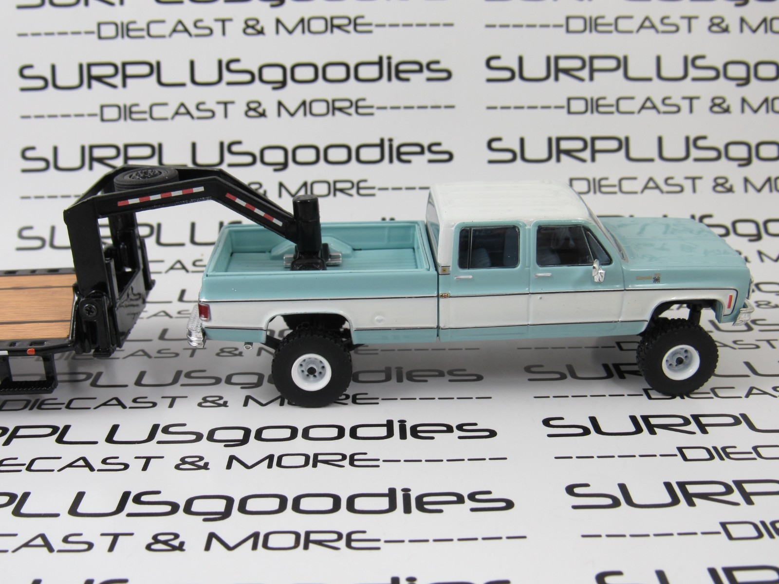 IXO 1:64 LIFTED 1978 CHEVROLET SILVERADO K30 Crew Cab Pickup w/Gooseneck Trailer
