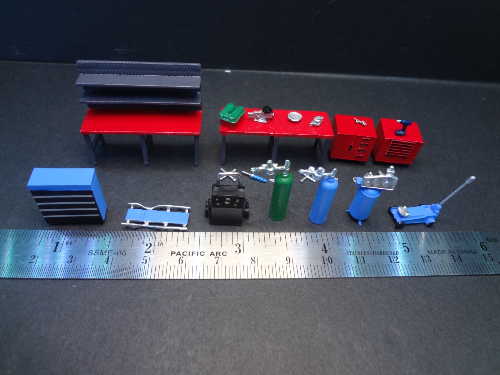 1:64 Scale Auto Repair Shop Workstation & Mechanic Tool Set Diorama Accessories