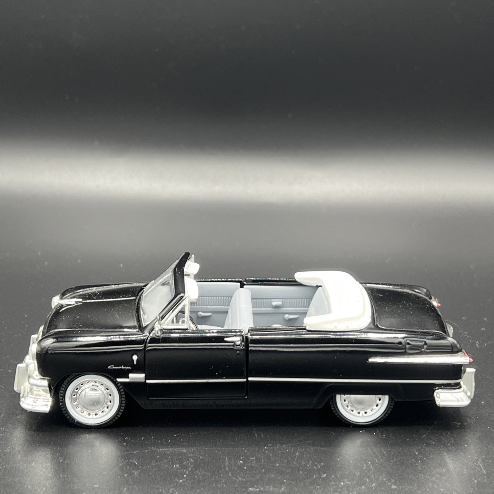 ARKO Toys 1951 Ford Custom Convertible Coupe 1:32 SCALE