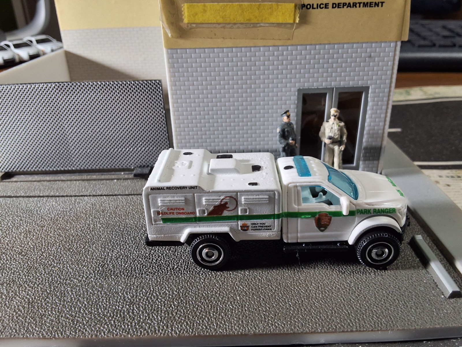 Matchbox Police CUSTOM FORD F-150 U.S. PARK RANGER ANIMAL RECOVEREY unit