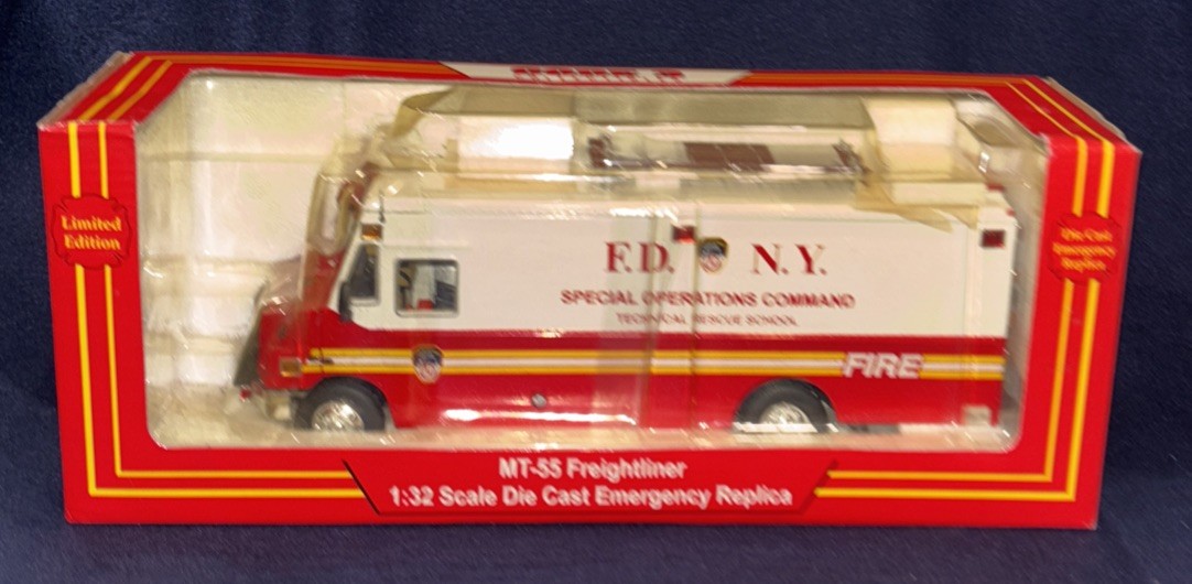 1:32 Code 3 FDNY New York Fire Department Freightliner MT-55 Command Post NEW!!